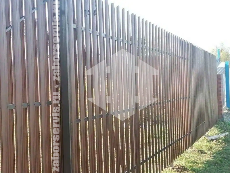 Заборы из металлического штакетника шахматка 46 метров