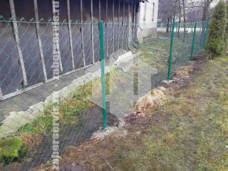 Забор из сетки рабицы с утрамбовкой столбов щебнем 50 метров