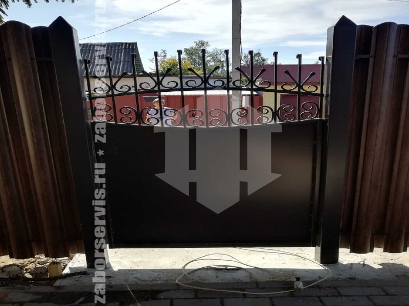 Забор из металлического штакетника под дерево 62 метра