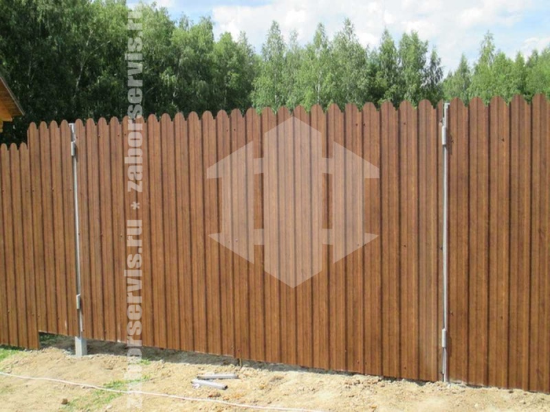 Забор из профнастила под дерево 31 метр