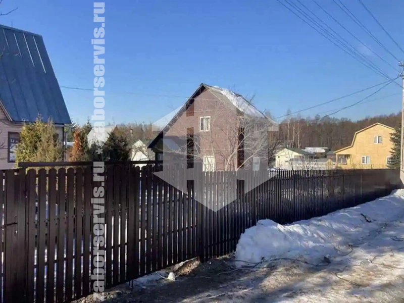 Забор из металлического штакетника коричневый 74 метра