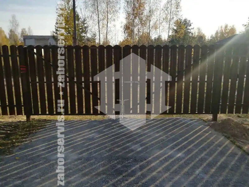 Забор из металлического штакетника коричневый 70 метров