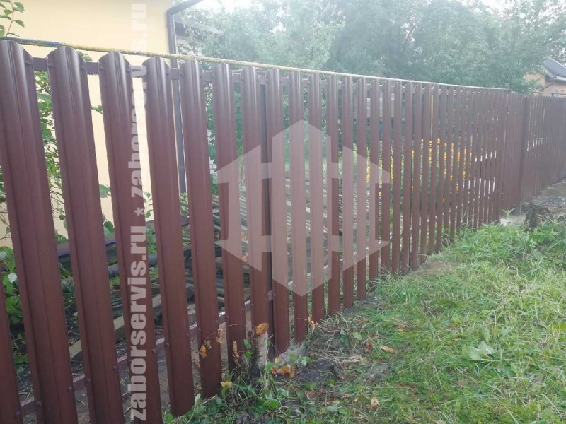 Забор из металлического штакетника коричневый 65 метров