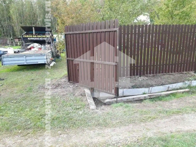 Забор из металлического штакетника с воротами 84 метра