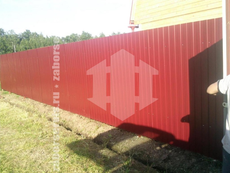 Забор из профнастила с утрамбовкой щебнем 92 метра
