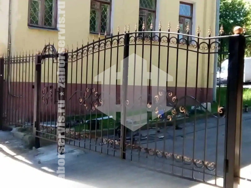 Кованый забор с распашными воротами 62 метра