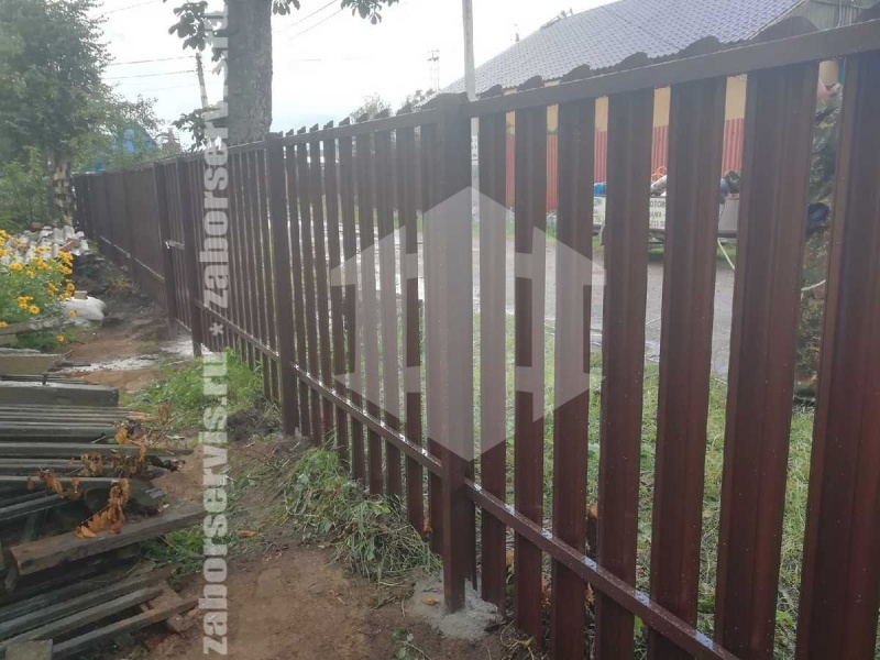 Забор из металлического штакетника коричневый 65 метров