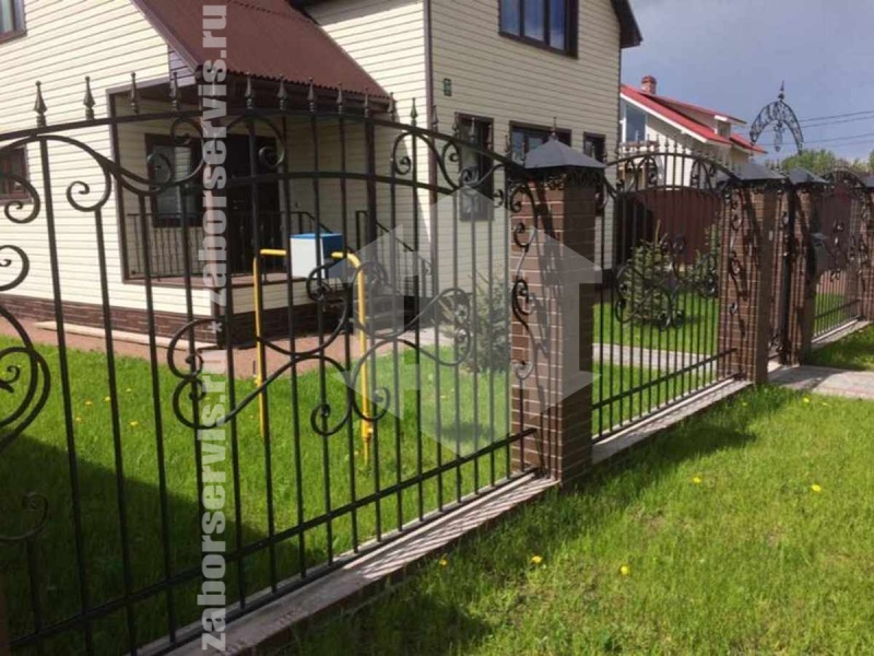 Кованый забор на ленточном фундаменте 74 метра