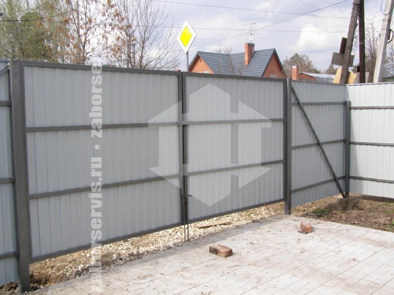 Забор из профнастила с забивными столбами 28 метров