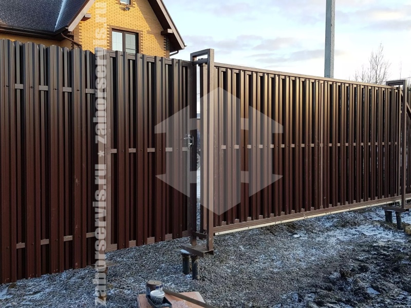 Ворота откатные из штакетника на сваях