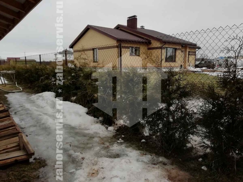 Забор из сетки рабицы в натяг с протяжкой арматуры 8 соток