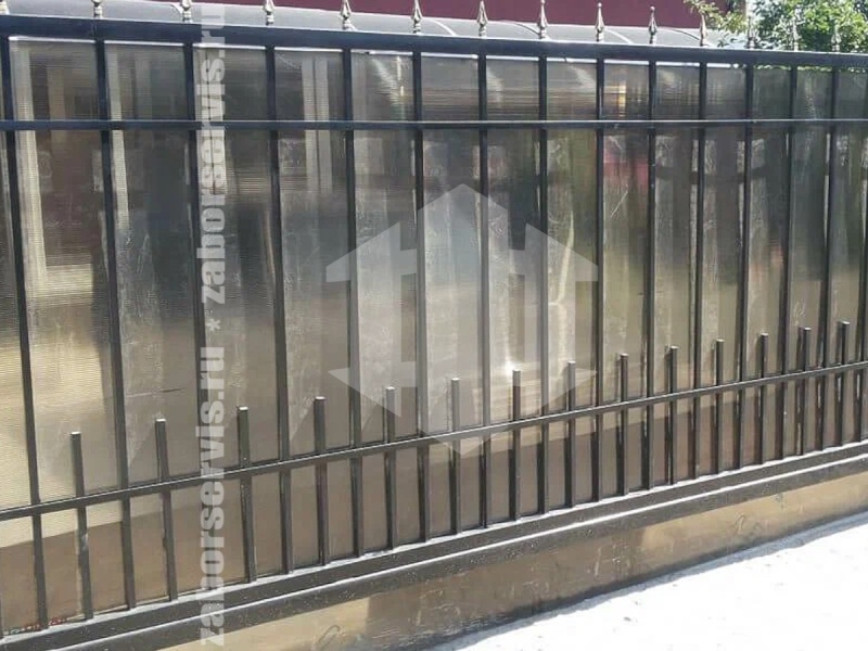 Откатные ворота из поликарбоната с ковкой