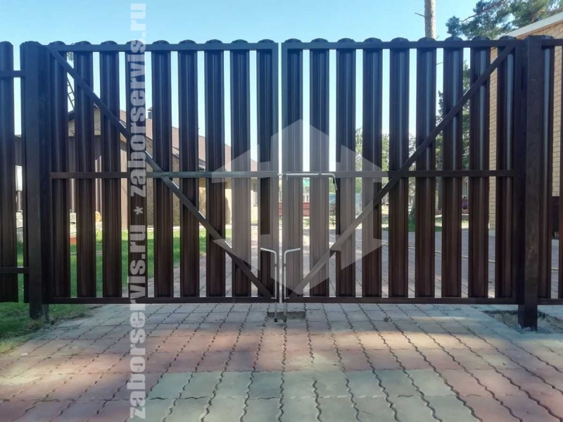 Забор из металлического штакетника с воротами и калиткой