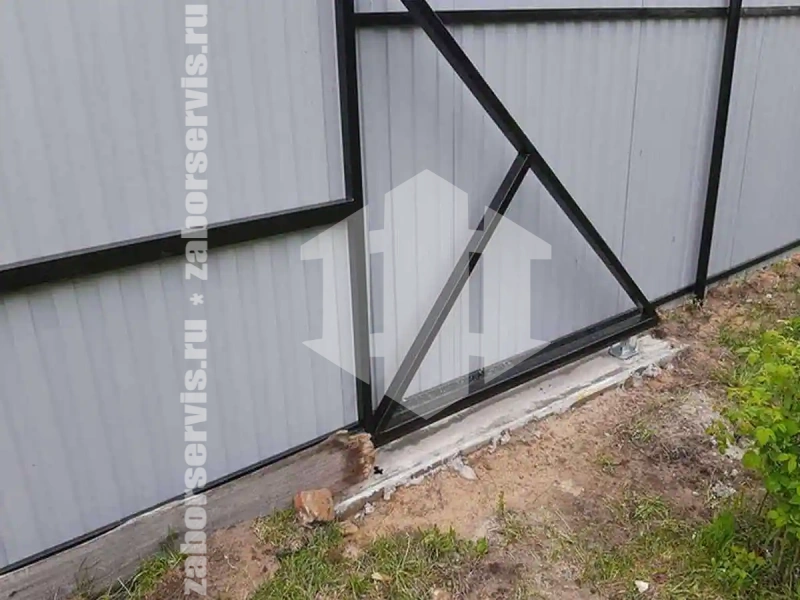 Забор из металлического штакетника с воротами 59 метров