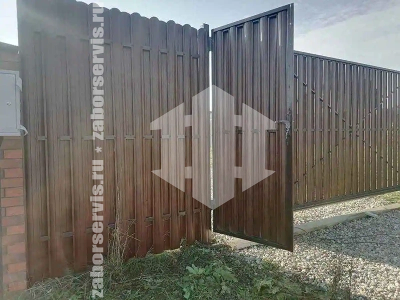 Заборы из металлического штакетника шахматка 46 метров