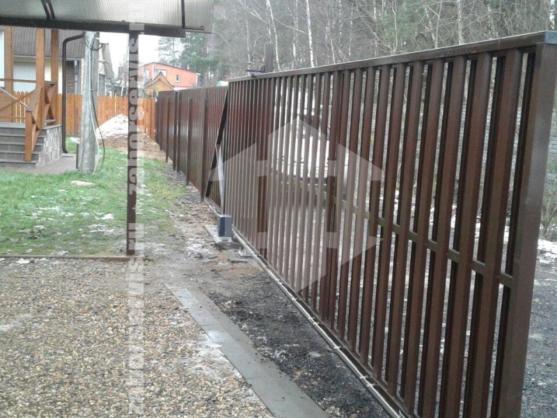 Забор из евроштакетника с бетонированием столбов 32 метра