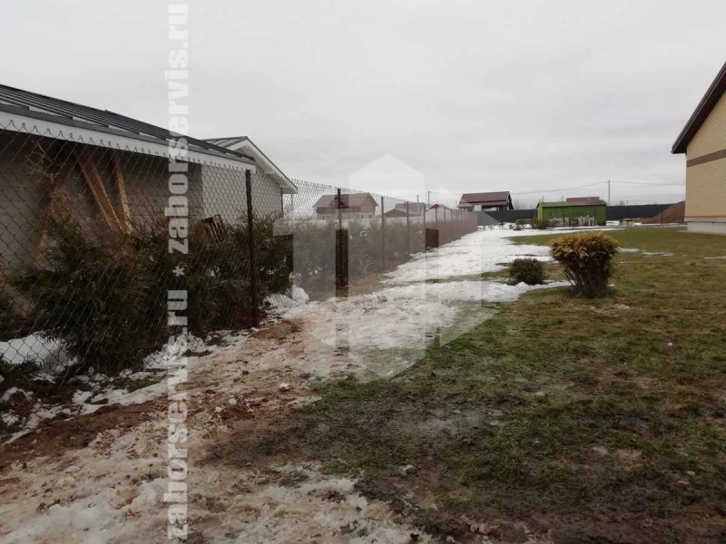 Забор из сетки рабицы в натяг с протяжкой арматуры 8 соток