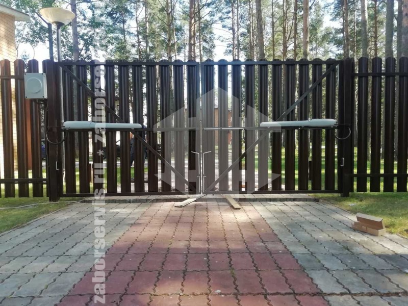 Забор из металлического штакетника с воротами и калиткой