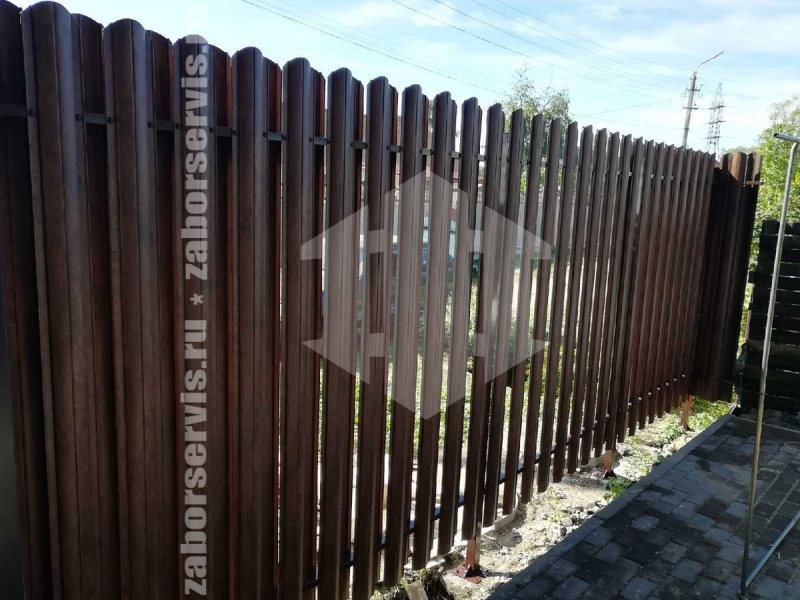 Забор из металлического штакетника под дерево 62 метра