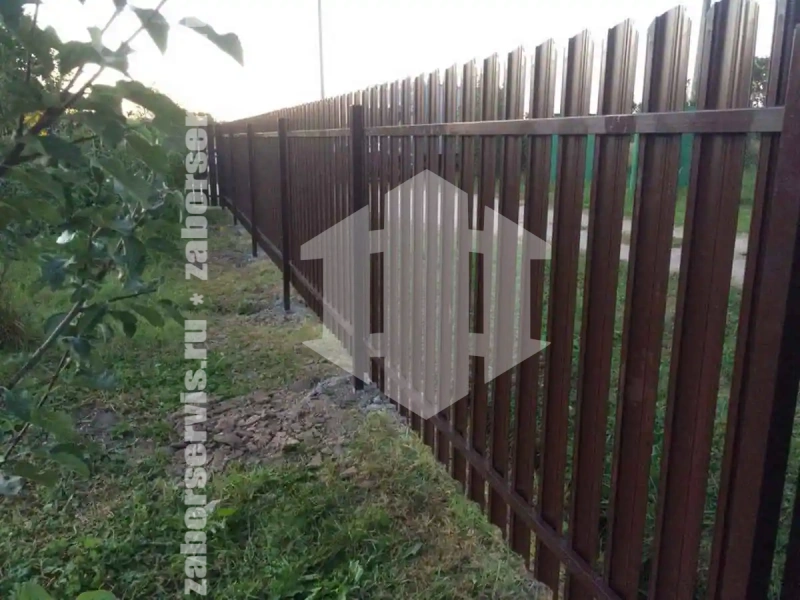 Забор из металлического штакетника 65 метров