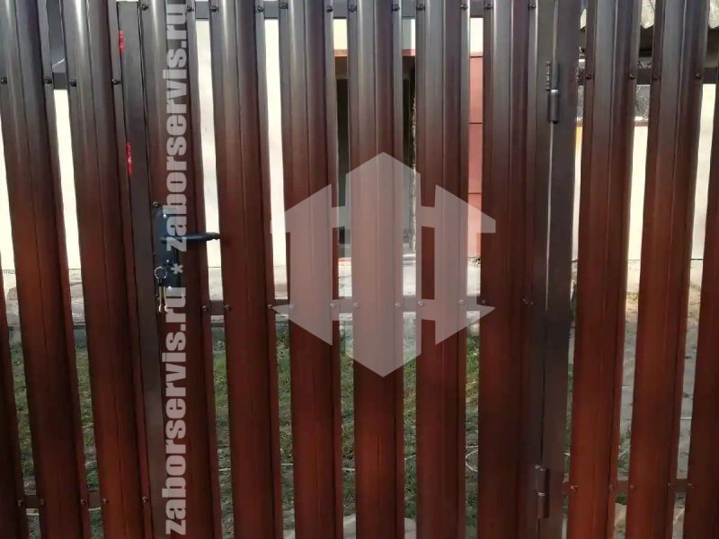 Забор из металлического штакетника коричневый 70 метров