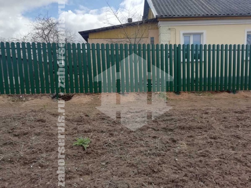 Забор из металлического штакетника зелёный 38 метров