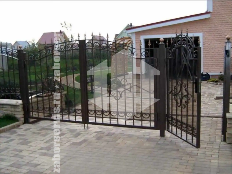 Кованый забор с распашными воротами 62 метра