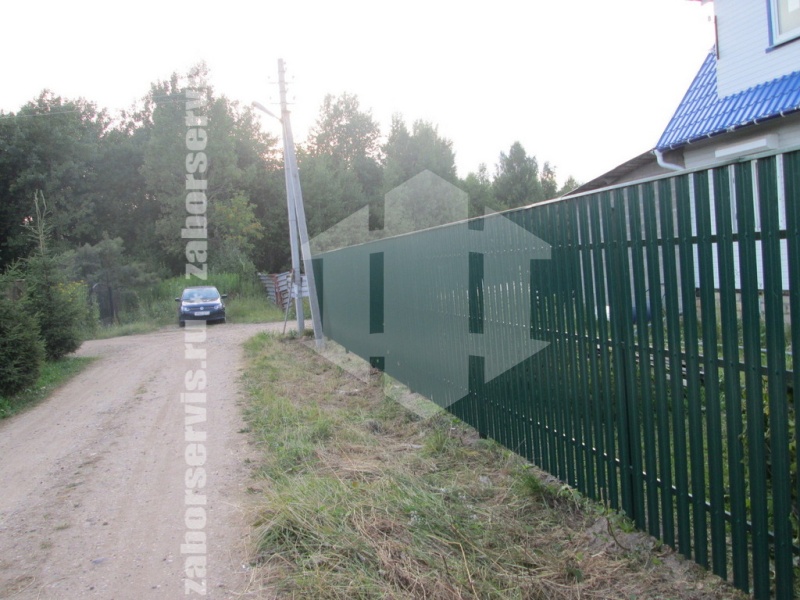 Забор из евроштакетника с утрамбовкой щебнем 155 метров