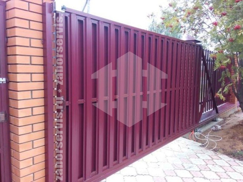 Забор из евроштакетника с кирпичными столбами 6 метров