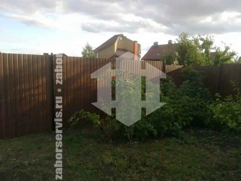 Забор из профнастила под дерево 83 метра