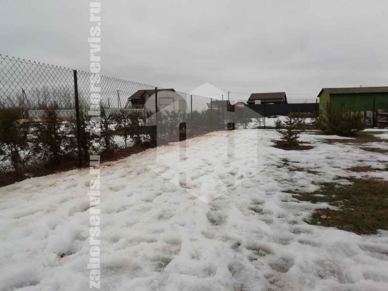 Забор из сетки рабицы в натяг с протяжкой арматуры 8 соток