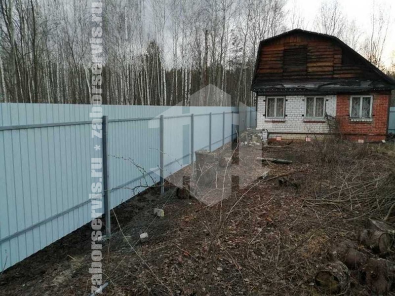 Забор из профнастила под дерево 64 метра