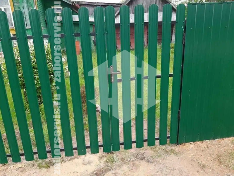 Забор из металлического штакетника с воротами 59 метров