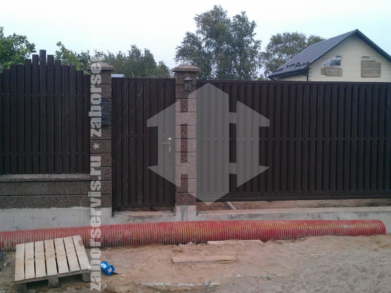 Забор из евроштакетника с кирпичными столбами 19 метров