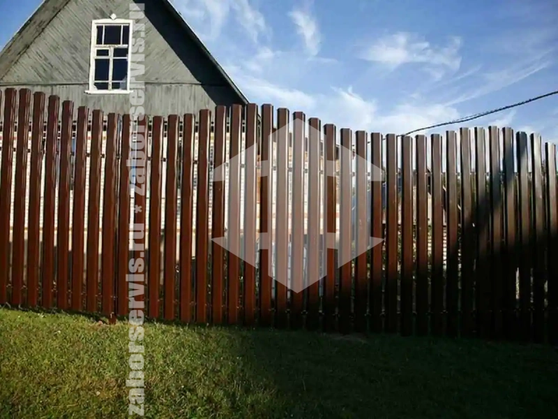 Забор из металлического штакетника коричневый 44 метра