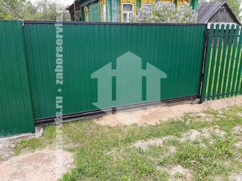 Забор из металлического штакетника с воротами 59 метров