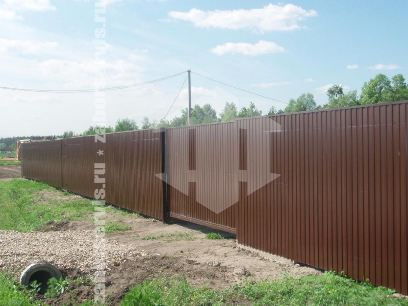 Забор из профнастила с утрамбовкой щебнем 26 метров
