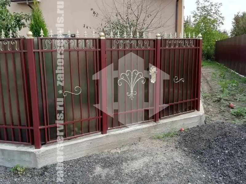 Кованый забор с поликарбонатом 90 метров