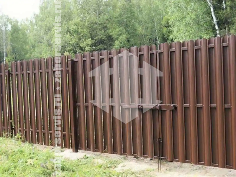 Заборы из металлического штакетника шахматка 43 метра