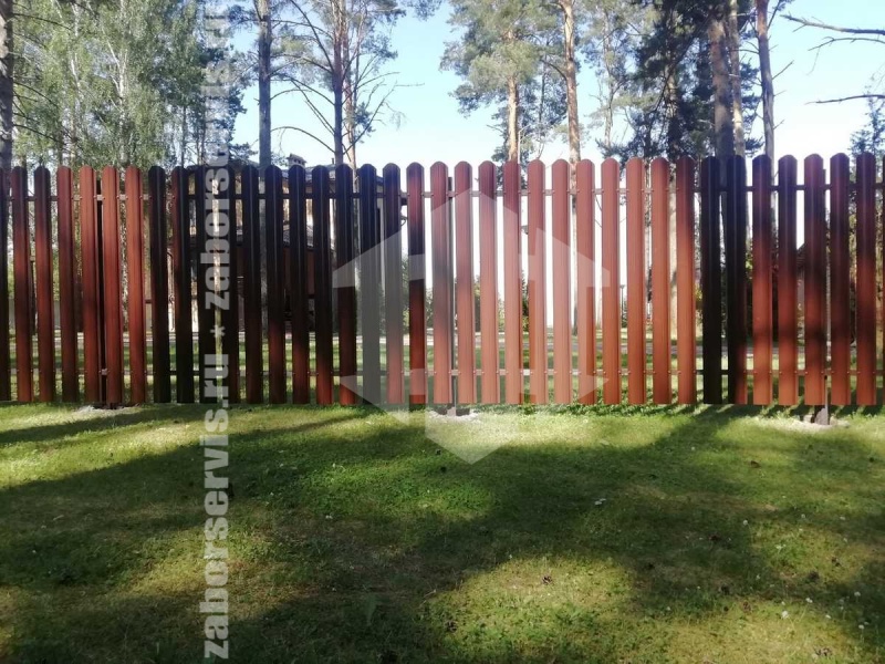 Забор из металлического штакетника с воротами и калиткой