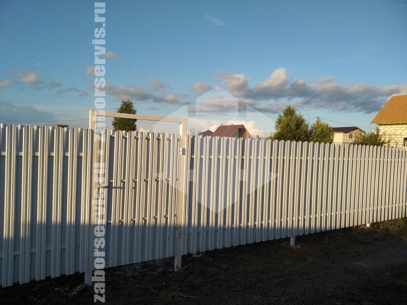 Забор из евроштакетника с утрамбовкой щебнем 83 метра