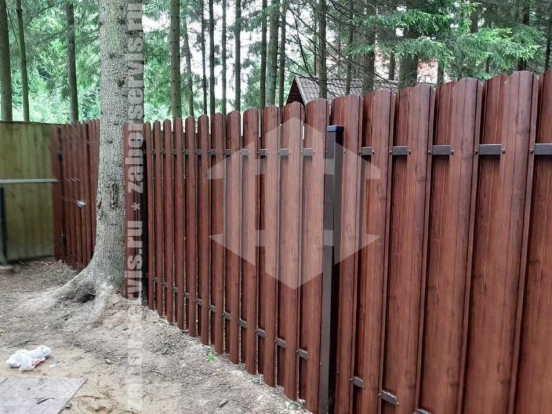 Забор из металлического штакетника на фундаменте под дерево