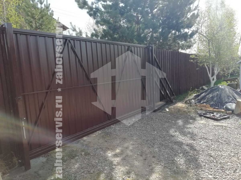 Забор из металлического штакетника с воротами 49 метров