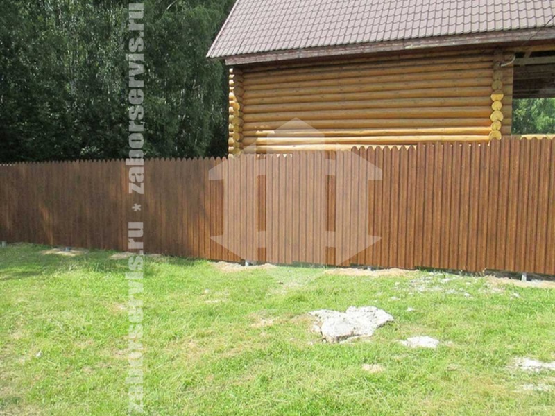 Забор из профнастила под дерево 31 метр