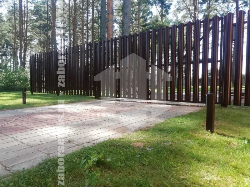 Забор из металлического штакетника с воротами и калиткой