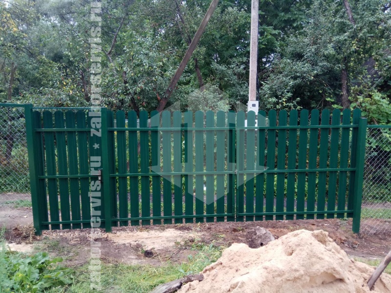 Забор из евроштакетника с утрамбовкой щебнем 7 метров